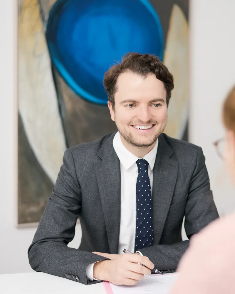 Notar Maximilian Steiner im Beratungsgespräch