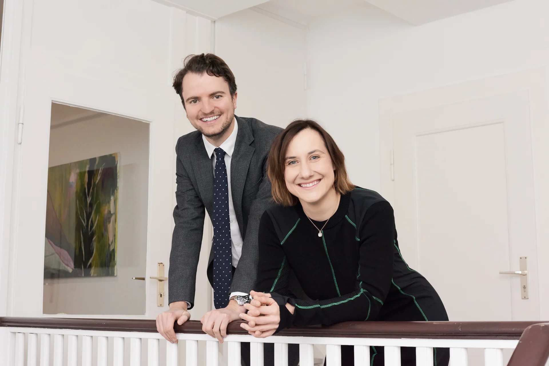 Notarin Katharina Lehmann und Notar Maximilian Steiner im Treppenhaus des Notariats